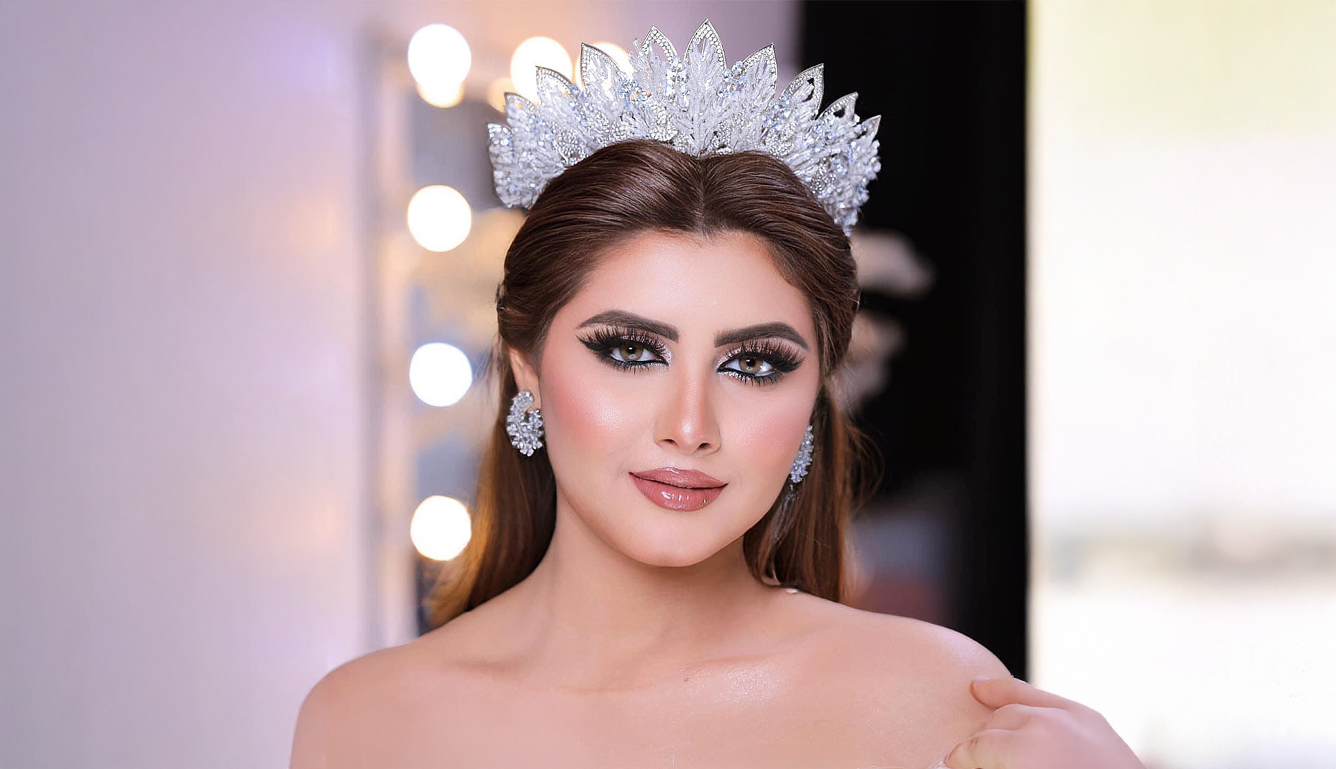 غلاف Moneka ebrahim makeup artist